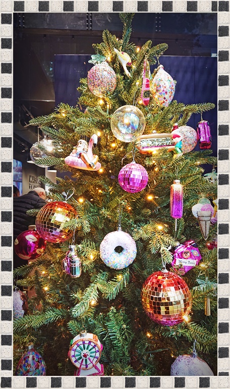 Wahl zum häßlichstenWeihnachtsbaum des Jahres 2025.